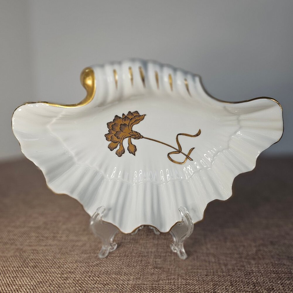 Vintage Matson White/Gold Gilt Ceramic Shell Soap Dish Hollywood Regency